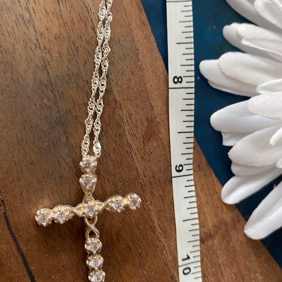 Absolutely gorgeous brand new 925 sterling silver cross with 925 chain :-) - Picture 3 of 4